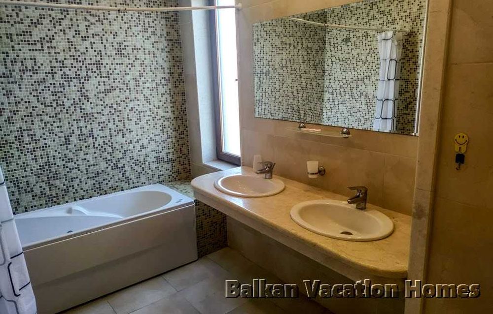 Триетажна къща близо до плажа в Бяла