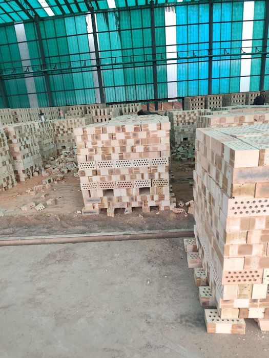 G'isht sotiladi poddonda 19 ta teshiklik