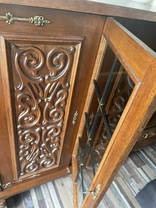 Biblioteca eleganta veche, din lem masiv, in stare buna