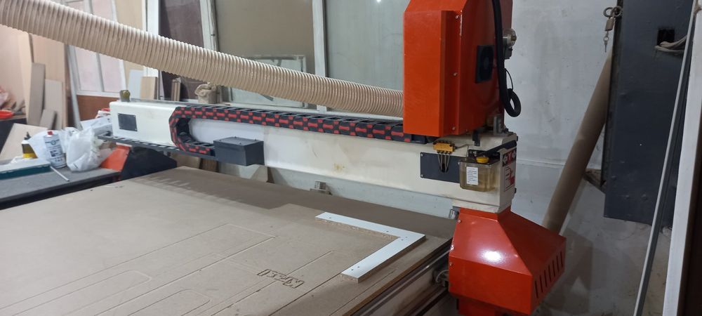 CNC фреза със серво двигатели и вакуум маса