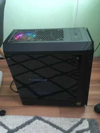 Настолен компютър с RGB светлини