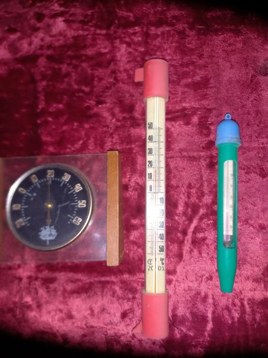 Продаю между комнатные градусник.