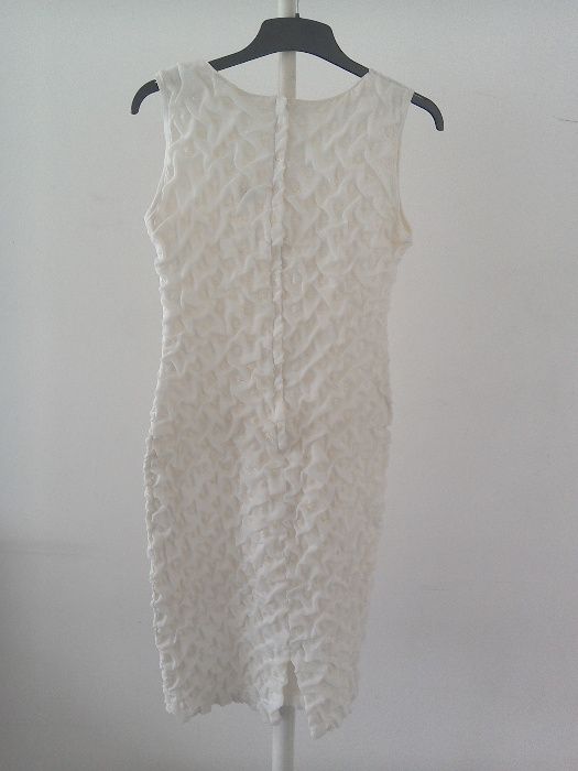 Rochie albă, de ocazie de triplu voal cu blezer