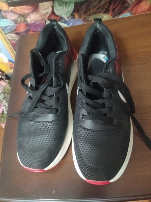 Кроссовки новые. Белые