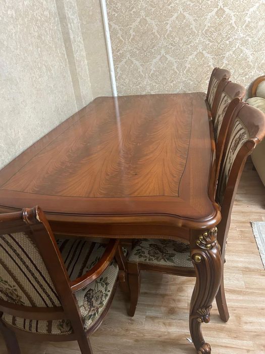 Стол кухонный.