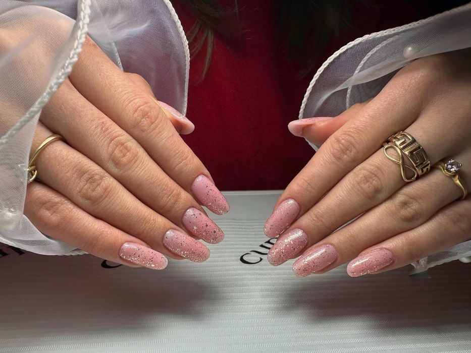 Unghii cu gel și ojă semi