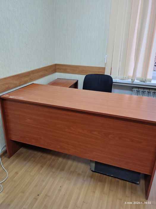 5 столов  и шкаф в хорошем состоянии