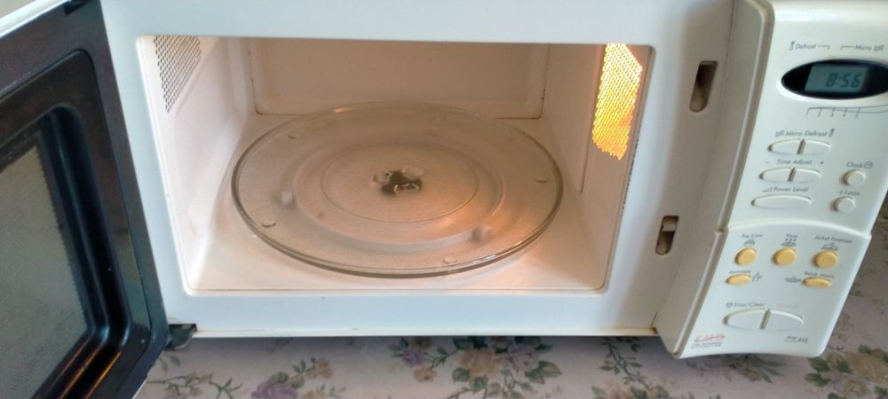 Микроволновая печь DeLonghi.