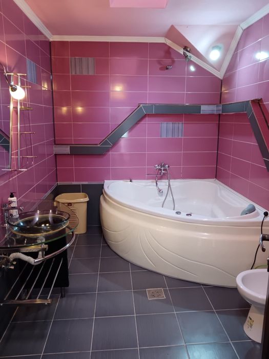 Inchiriez apartament Penthouse 100 mp in zona centrala cu jacuzzi, aer conditionat, 2 dormitoare