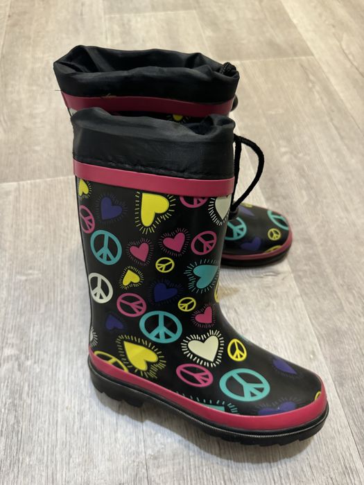 Продам резиновые сапоги и дождевик за 5000 тнг