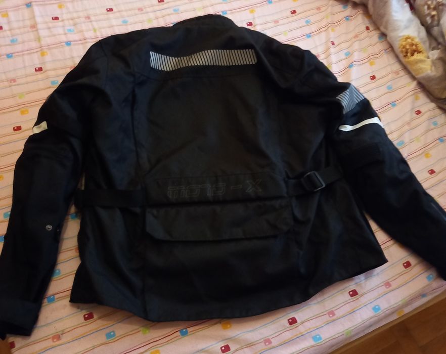 Vând geaca pentru motociclist