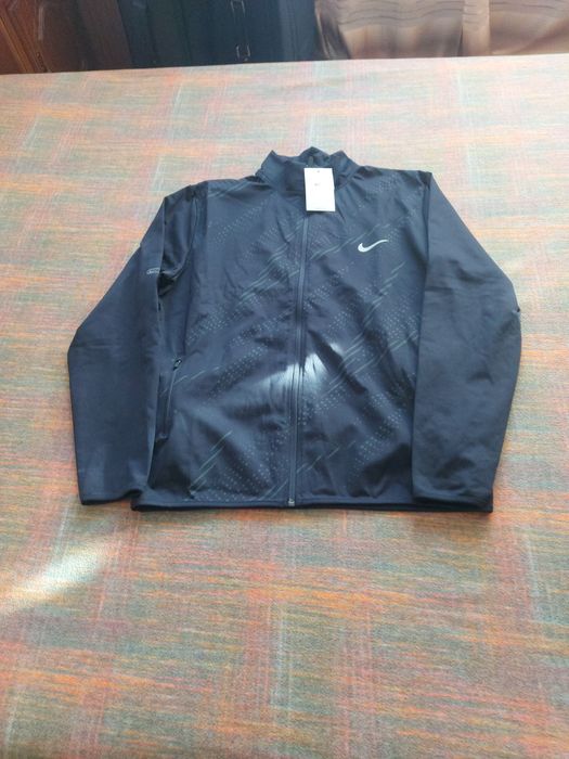 Vind 2 Treninguri noi cu eticheta xl, unul de la Nike și celalalt de l