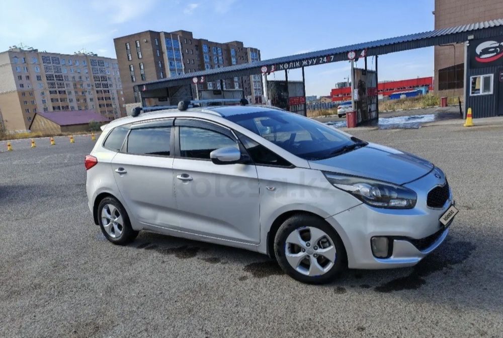 Автомобиль Kia carens