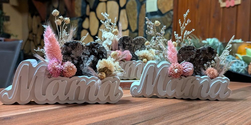 Гипсова фигурка с изкуствени цветя.