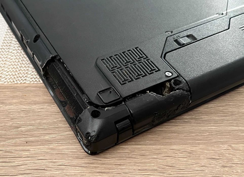 Laptop Lenovo G570 Intel i5 4GB RAM 250GB HDD Windows 7 defect carcasă