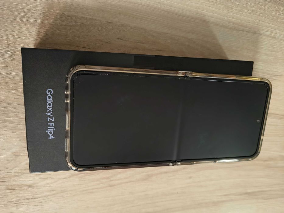 Samsung Z Flip 4 с нов дисплей и батерия