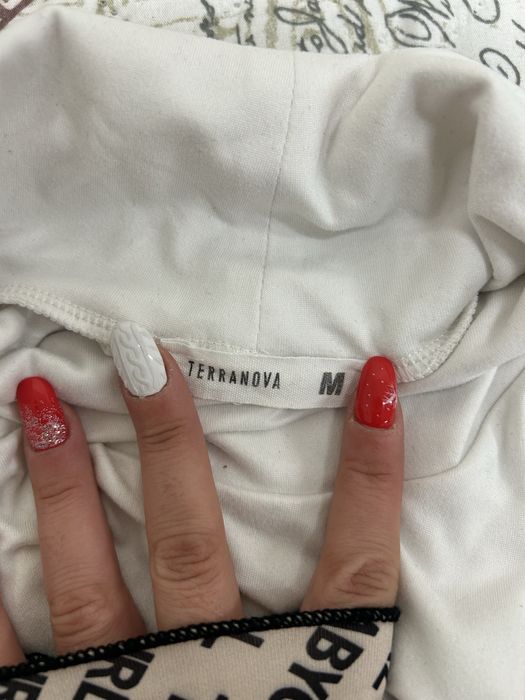 Блузка Guess и бяла блуза със пуловер