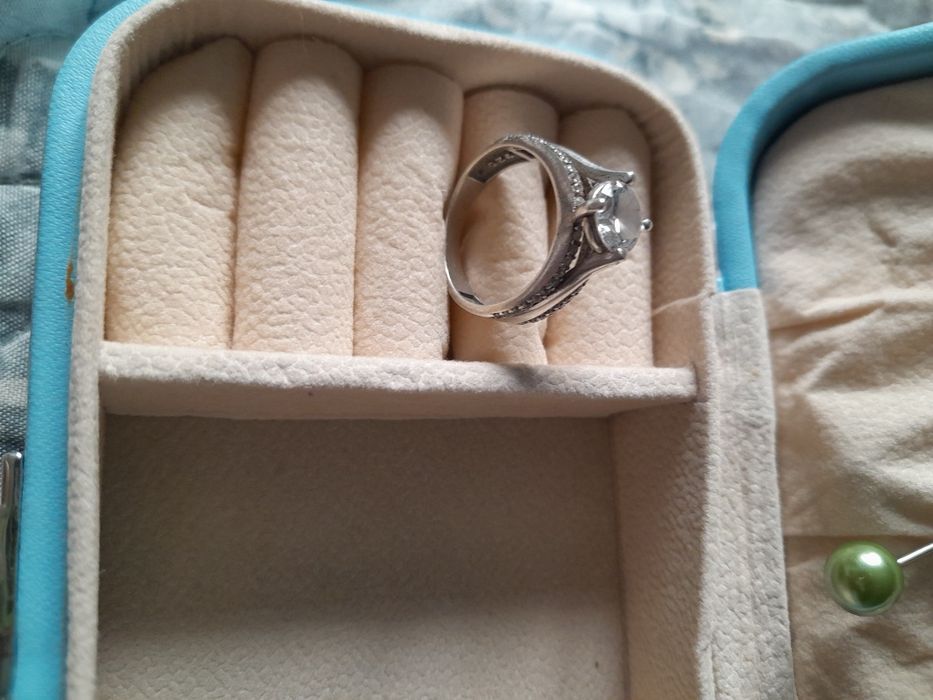 Серебряный кольцо с камнем