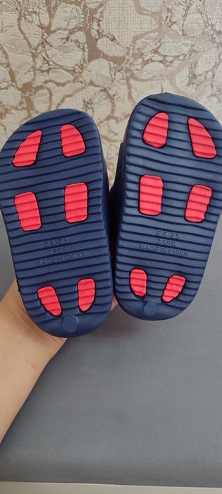Продам детские шлепанцы новые