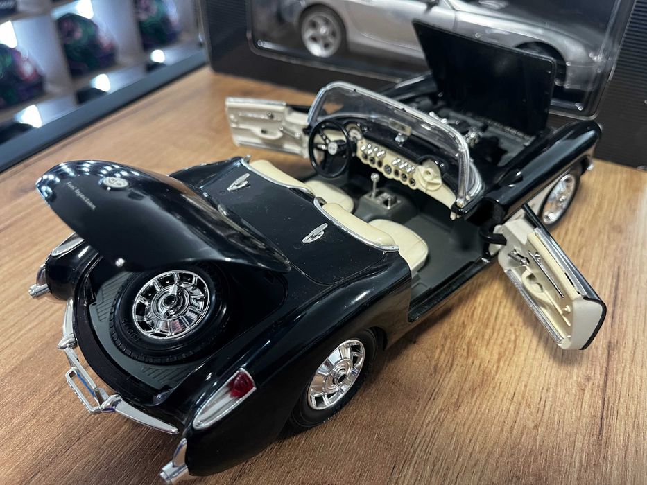 Метална колекционерски модел BBURAGO CHEVROLET CORVETTE 1957 1:18
