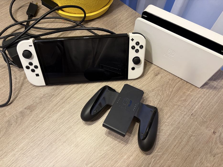 Nintendo Switch OLED White - Пълен комплект
