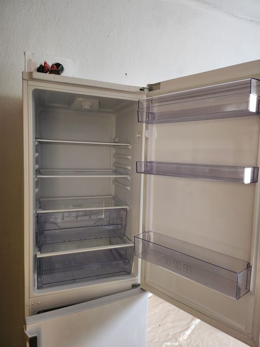 Хладилник с фризер 3 чекмеджета BEKO