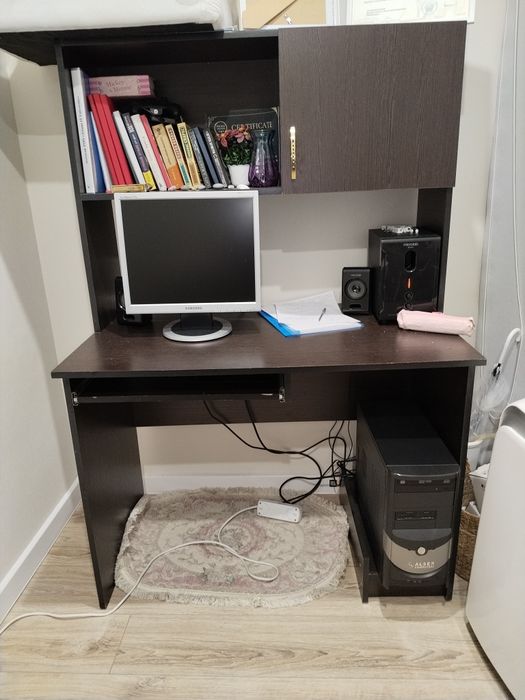 Компьютерный стол в хорошем состоянии