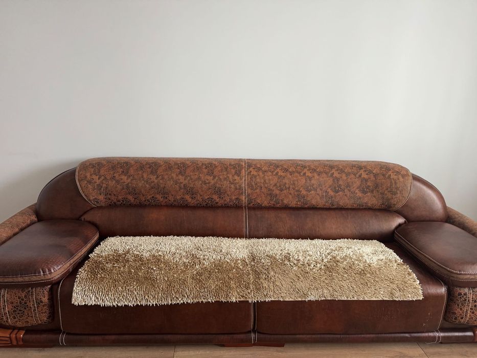 Кожаный диван для зала