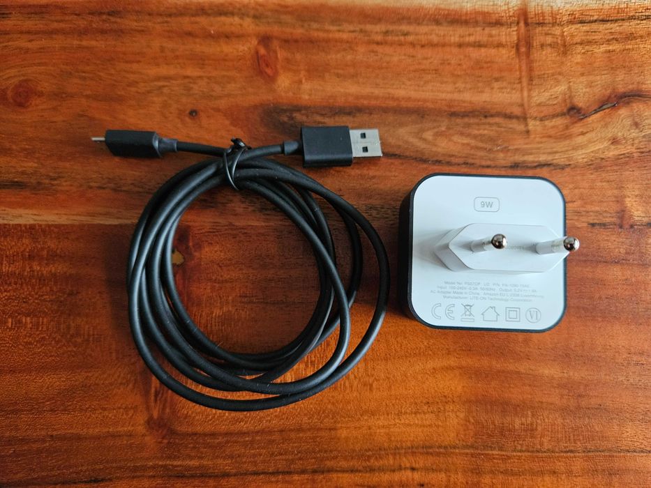 Продавам умна колонка Amazon Echo Dоt (2nd gen) + стойка за стена