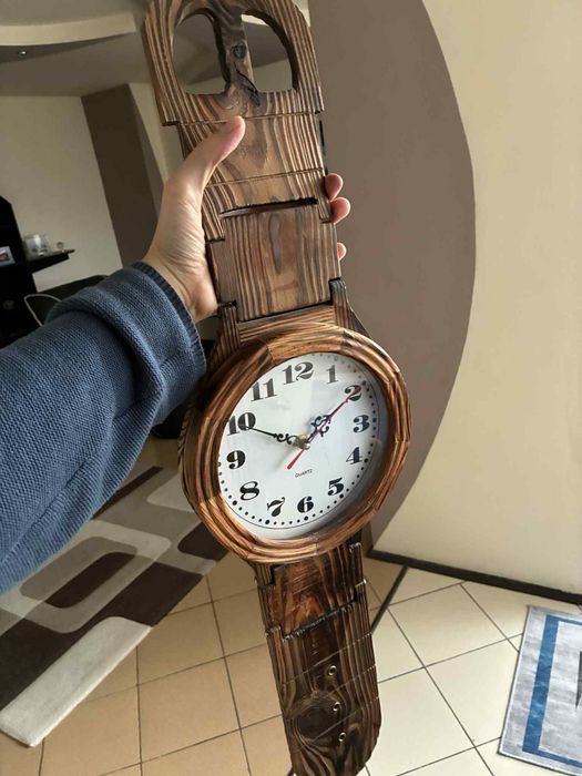 Стенен часовник като часовник с каишка за ръка
