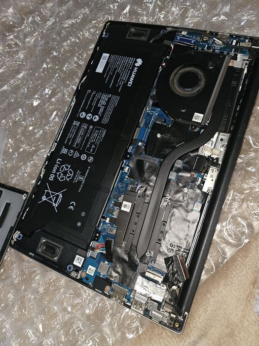 Лаптоп Huawei на части