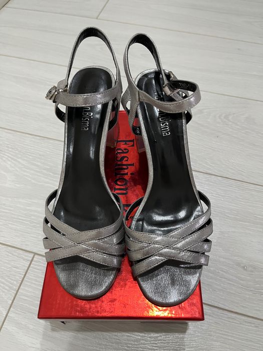 Стильные женские босоножки