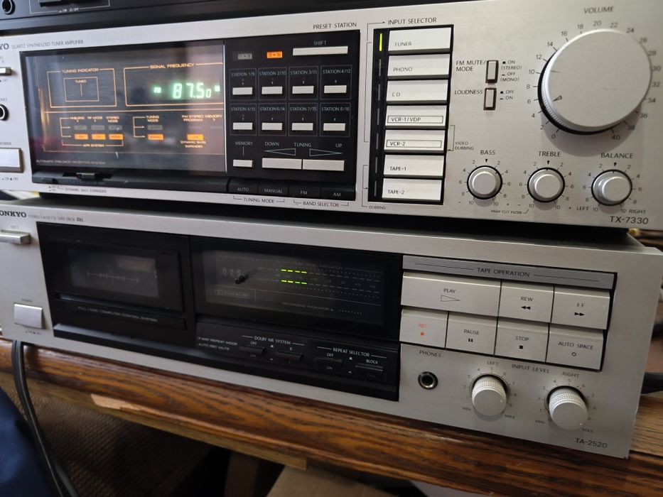 Linie Onkyo amplificator TX- 7330 și deck TA-2530