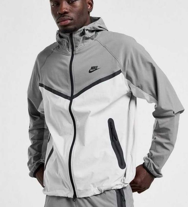 Nike tech woven size L