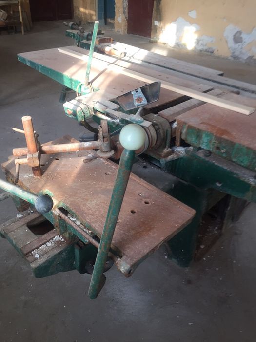 Продаются деревообрабатывающие станки.