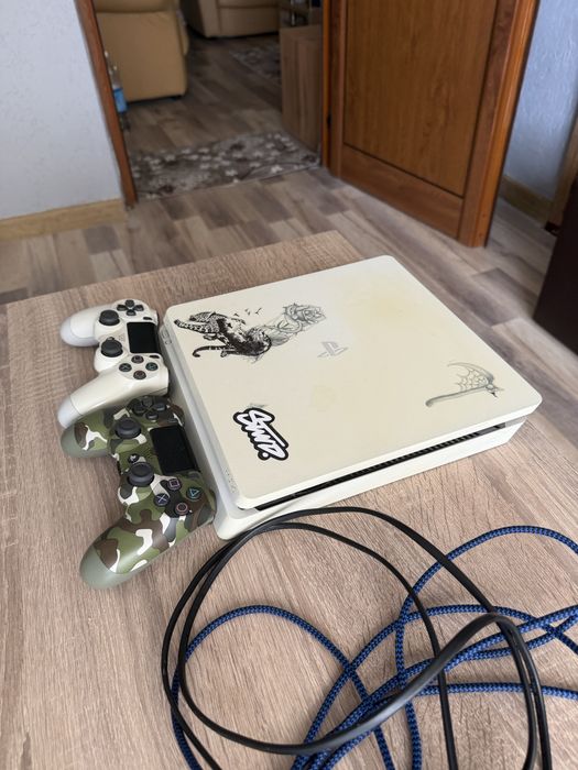 Playstation 4 с два джойстика цената може и по договаряне!