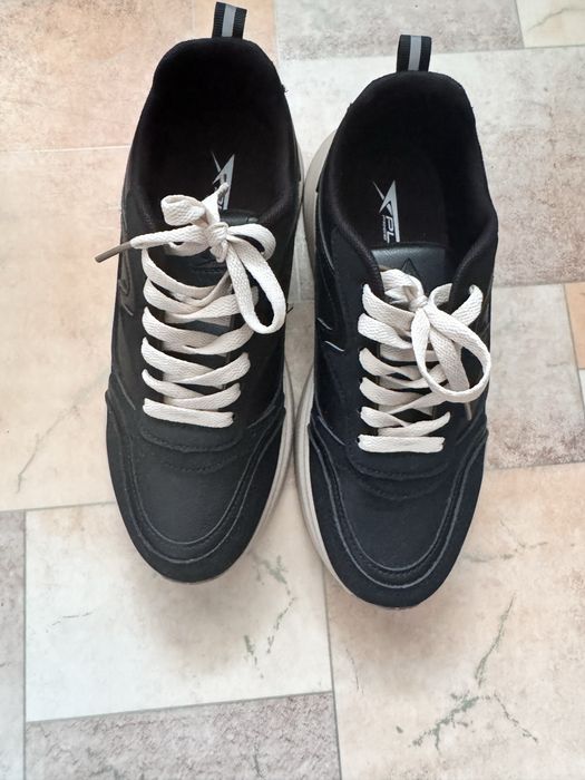 Продам кроссовки женские 40-41 р