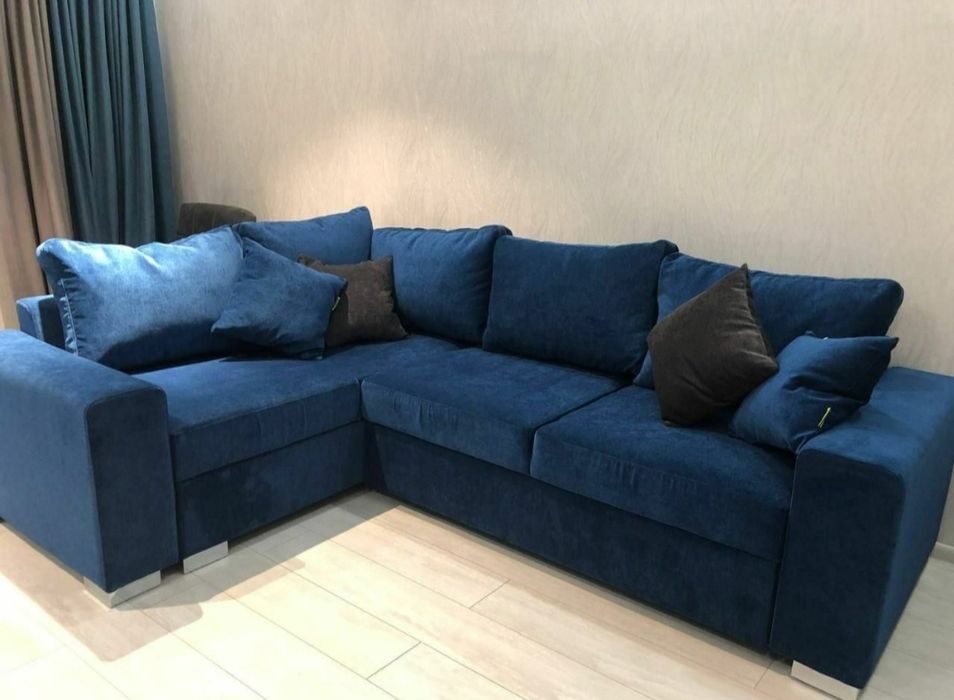 Уголок гостиной цвет електро в интерьере