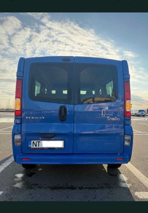 Renault Trafic II / 8+1 LUNG