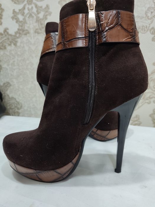 Ботильоны на высоком каблуке