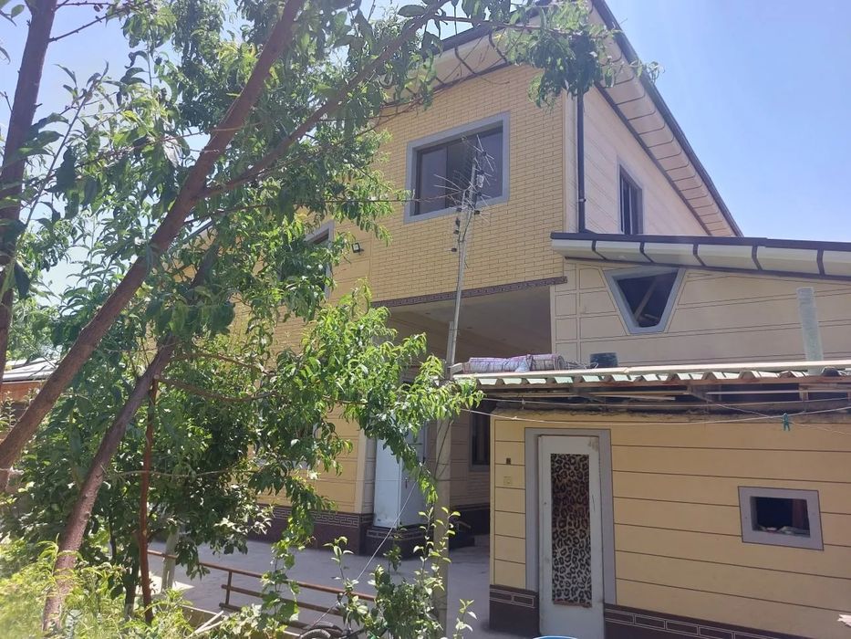 Продаёться участок 6 соток. Двухэтажний дом, 10 комнат. Фруктовий сад.