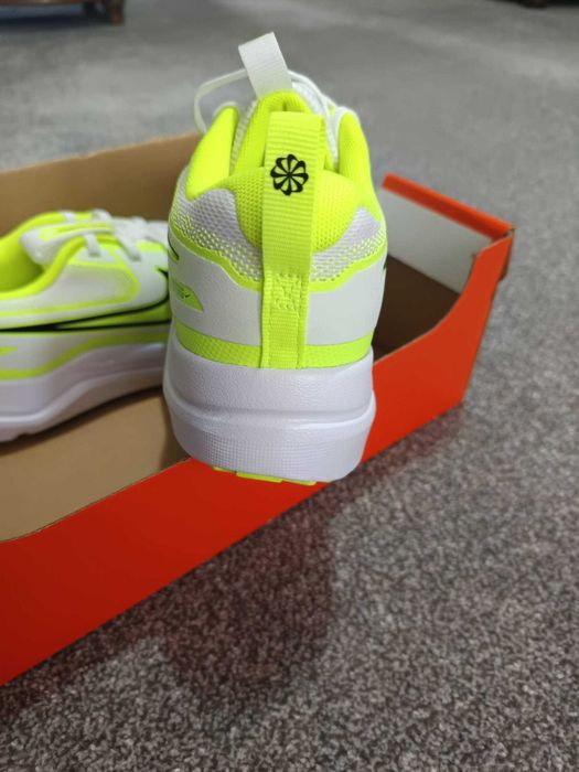 Nike Cosmic RUNNER (GS) 36,5 номер