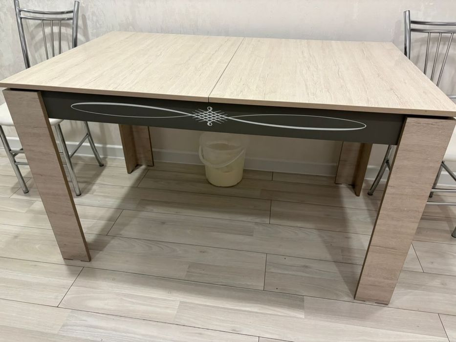 Продам 2 кровати и столик