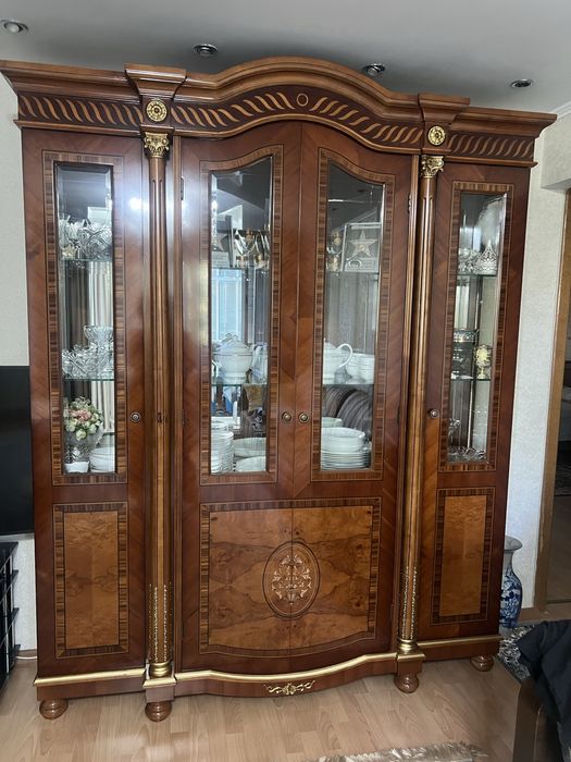 Сервант витрина доя гостинной комнаты
