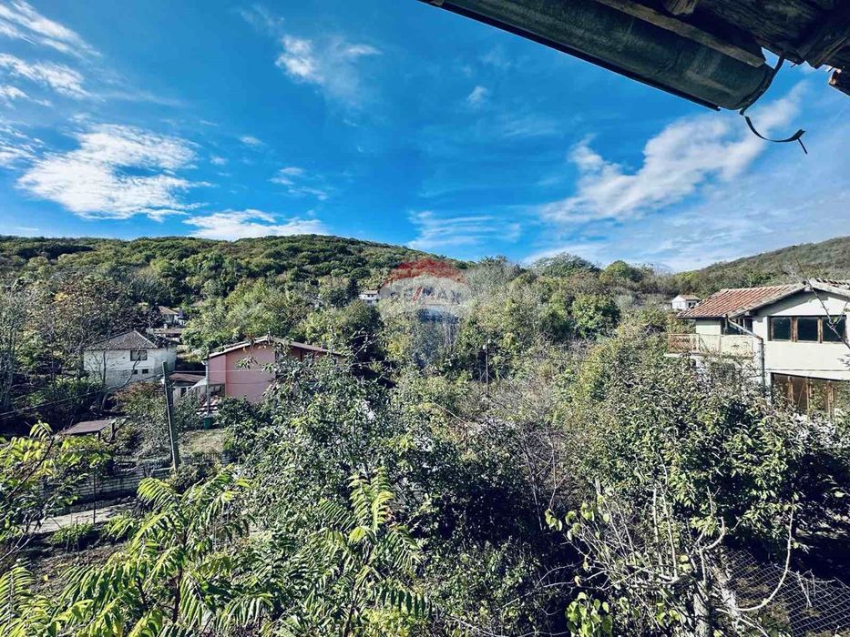 Двуетажна къща с двор и гараж за продажба, гр. Балчик, Я.И.