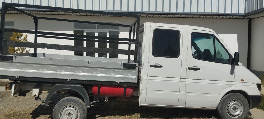 Mercedes-Benz Yuk Furgon