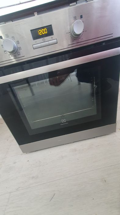 Электроплита с духовкой "Electrolux"