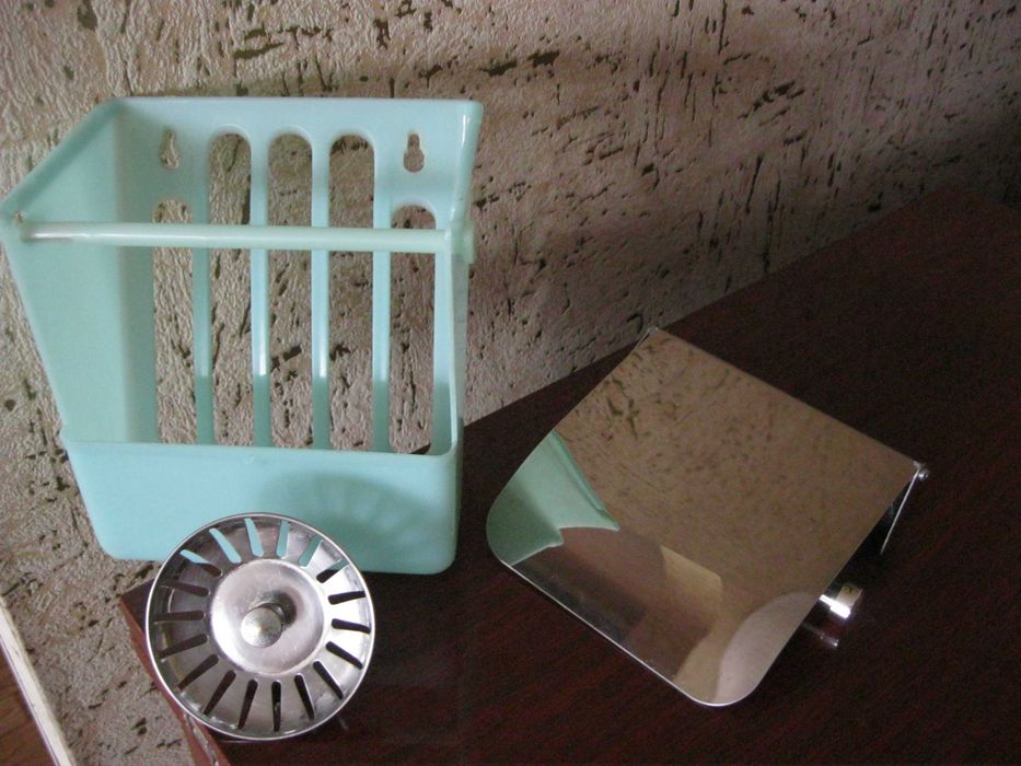 Хозяйственный инвентарь- безмены ,контейнеры