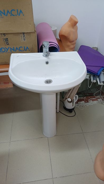 Раковина б/у с ножкой + смеситель