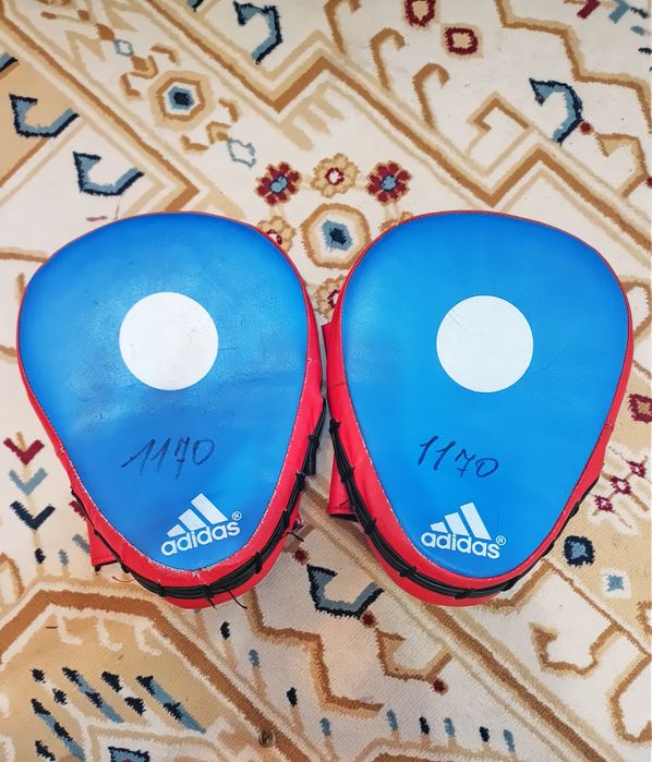 Гантель, боксқа арналған қолғап және лапы